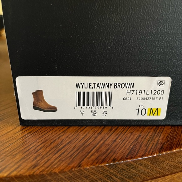Naturalizer Wylie Suede Boots. Tan (Tawny Brown). Size 10. Almost New! - Picture 2 of 6